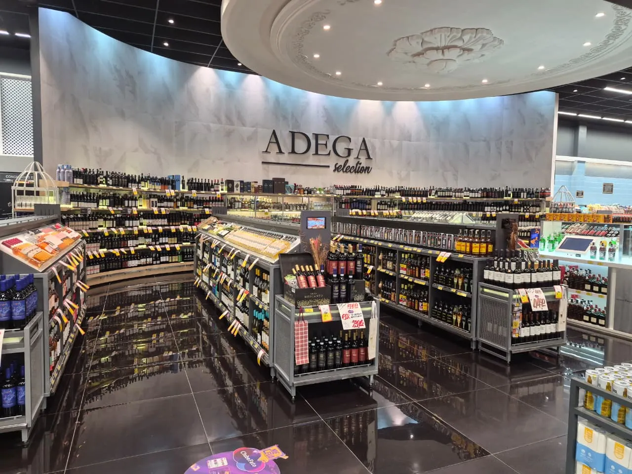Adega de vinhos no supermercado Muffato Champagnat