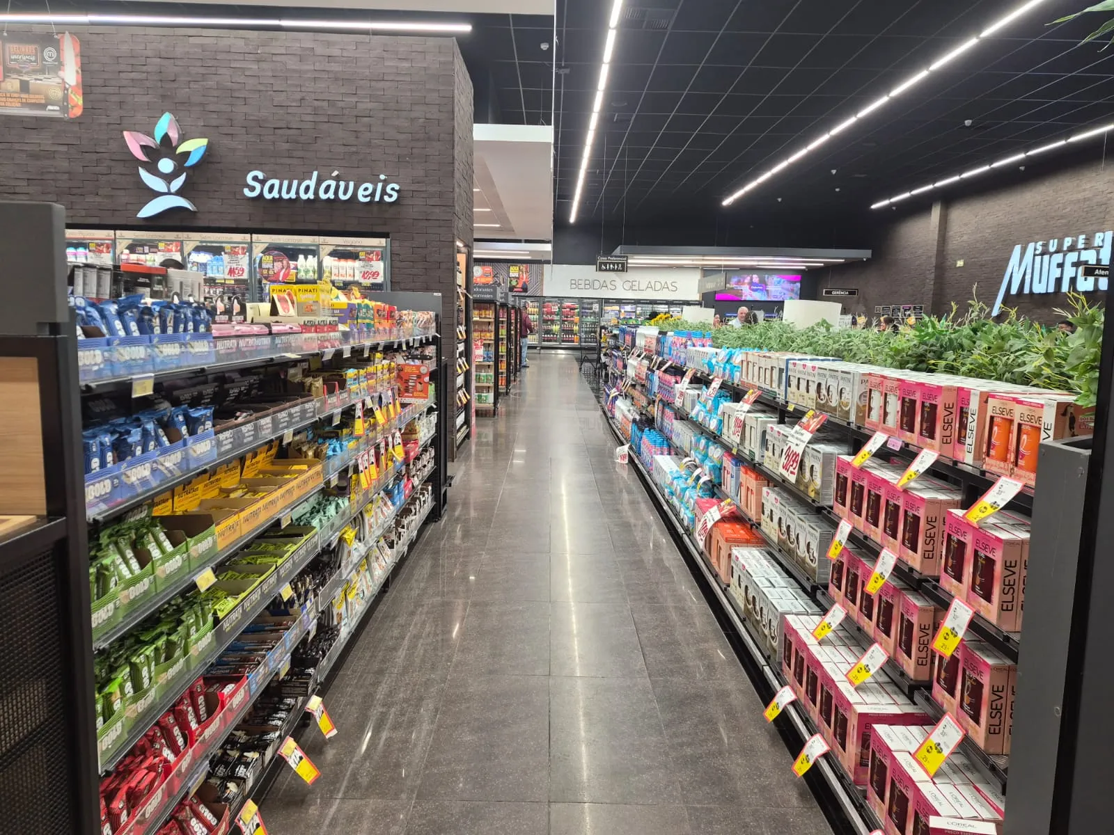 Corredor no supermercado Muffato Champagnat