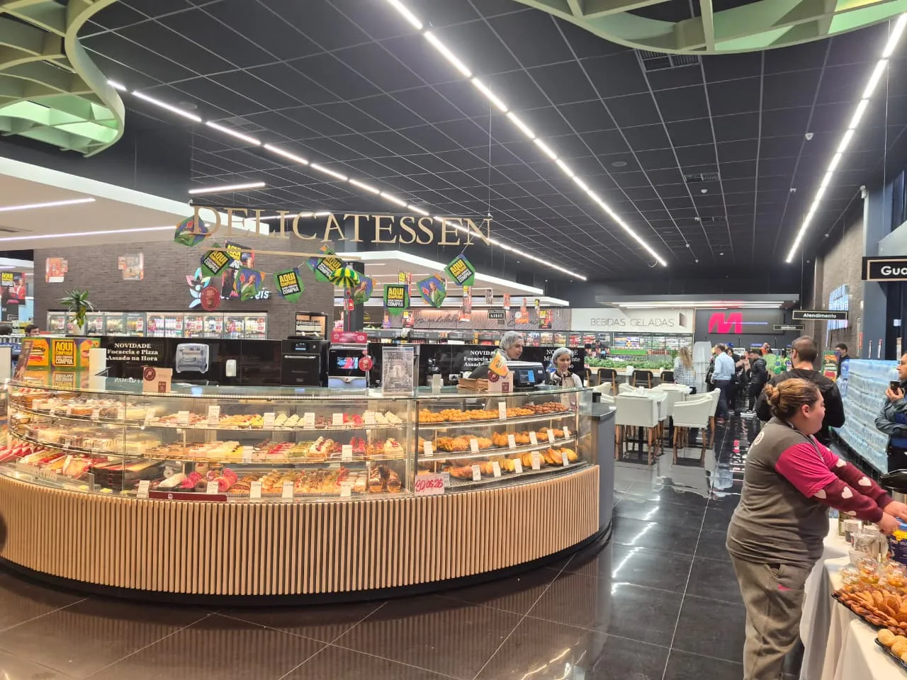 Café e lanchonete na entrada do supermercado Muffato Champagnat