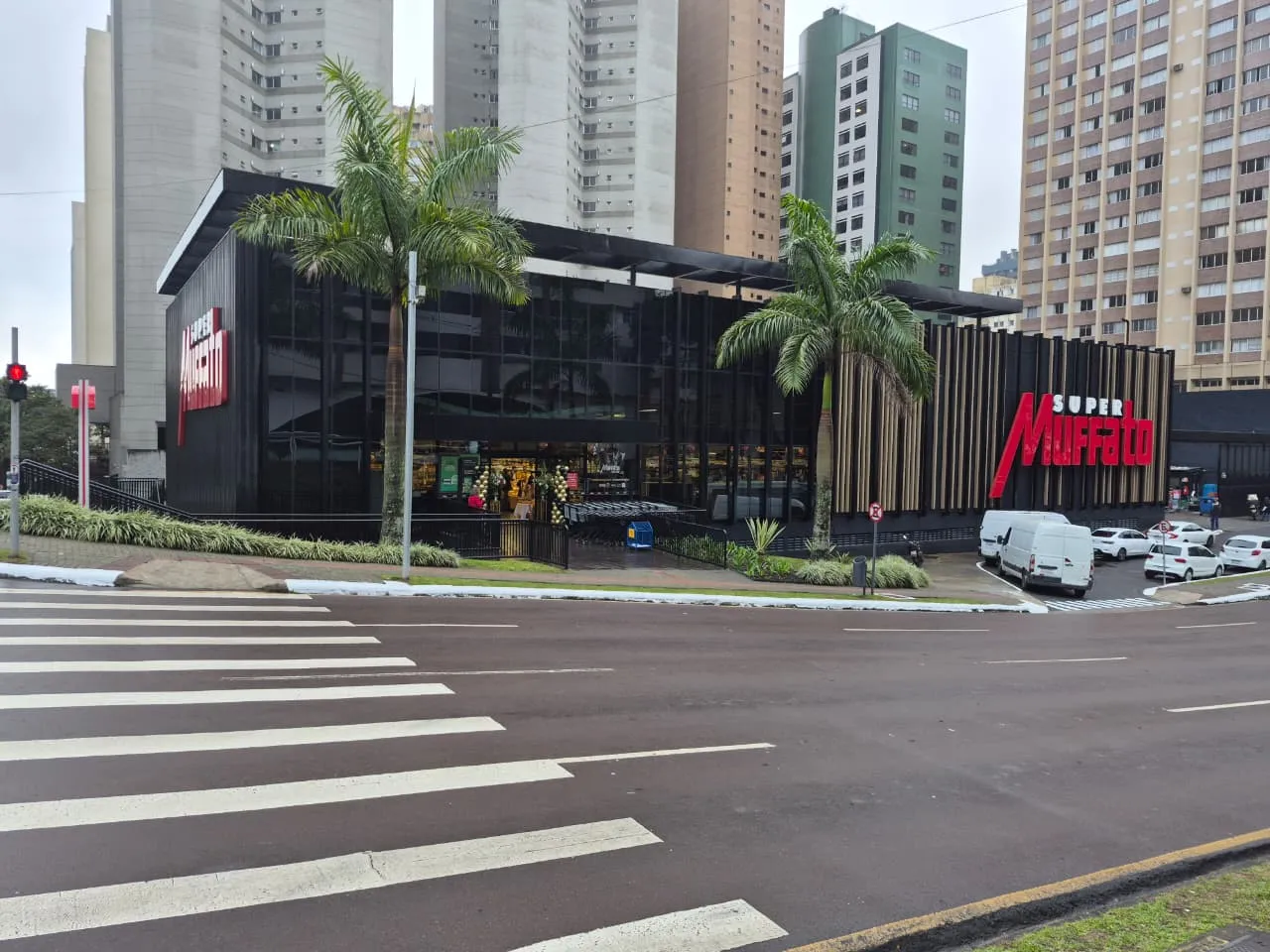 Fachada nova do supermercado Muffato Champagnat, em preto e vermelho, que fica na esquina da Rua Martim Afonsto com a Rua Euclides da Cunha, no bairro Bigorrilho.