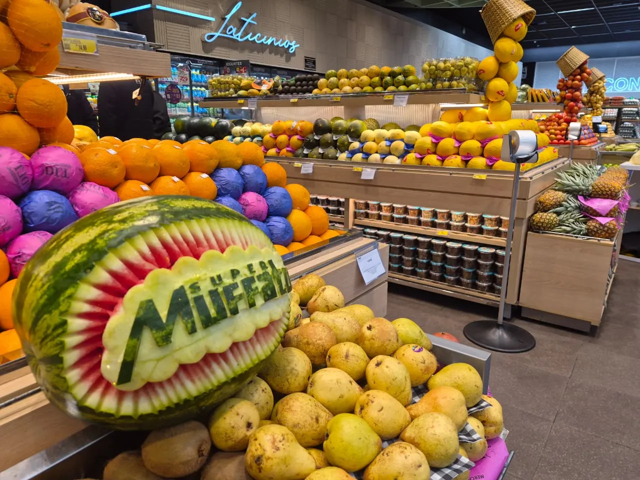 Gôndola com diversos legumes e verduras no no supermercado Muffato Champagnat. Hortifruti, batatas, laranjas