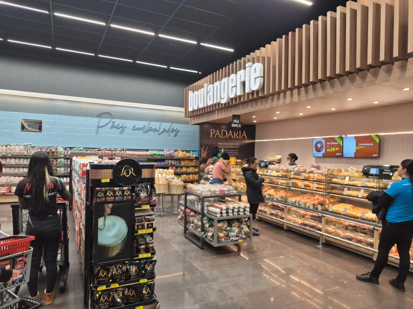 Novo balcão de padaria no supermercado Muffato Champagnat