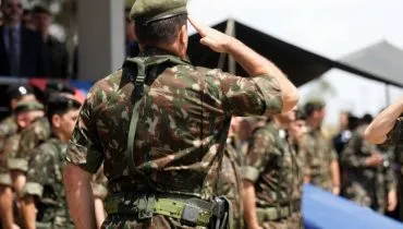 Imagem mostra um militar fazendo continência.