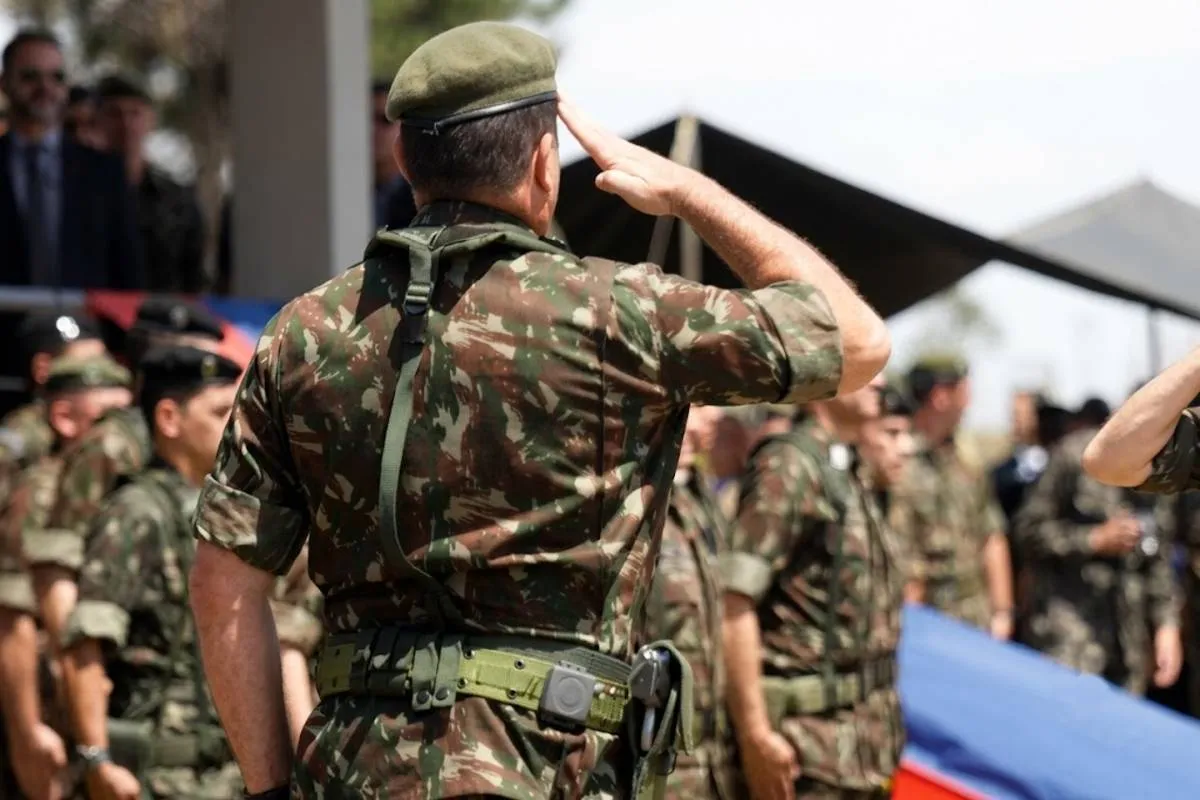 Imagem mostra um militar fazendo continência.