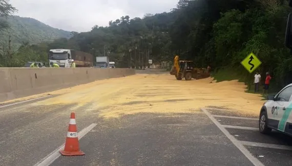Caminhão perde o controle na BR-277, derrama carga e interdita pista sentido Curitiba