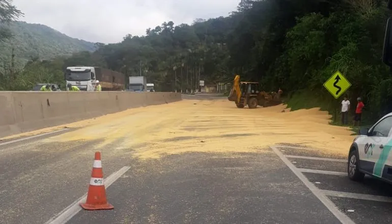 Caminhão perde o controle na BR-277, derrama carga e interdita pista sentido Curitiba por 3h