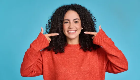 4 sinais de que os energéticos podem estar prejudicando seus dentes