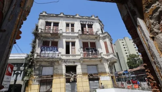 Prédios antigos do Centro de Curitiba oferecem risco real de acidentes com pedestres