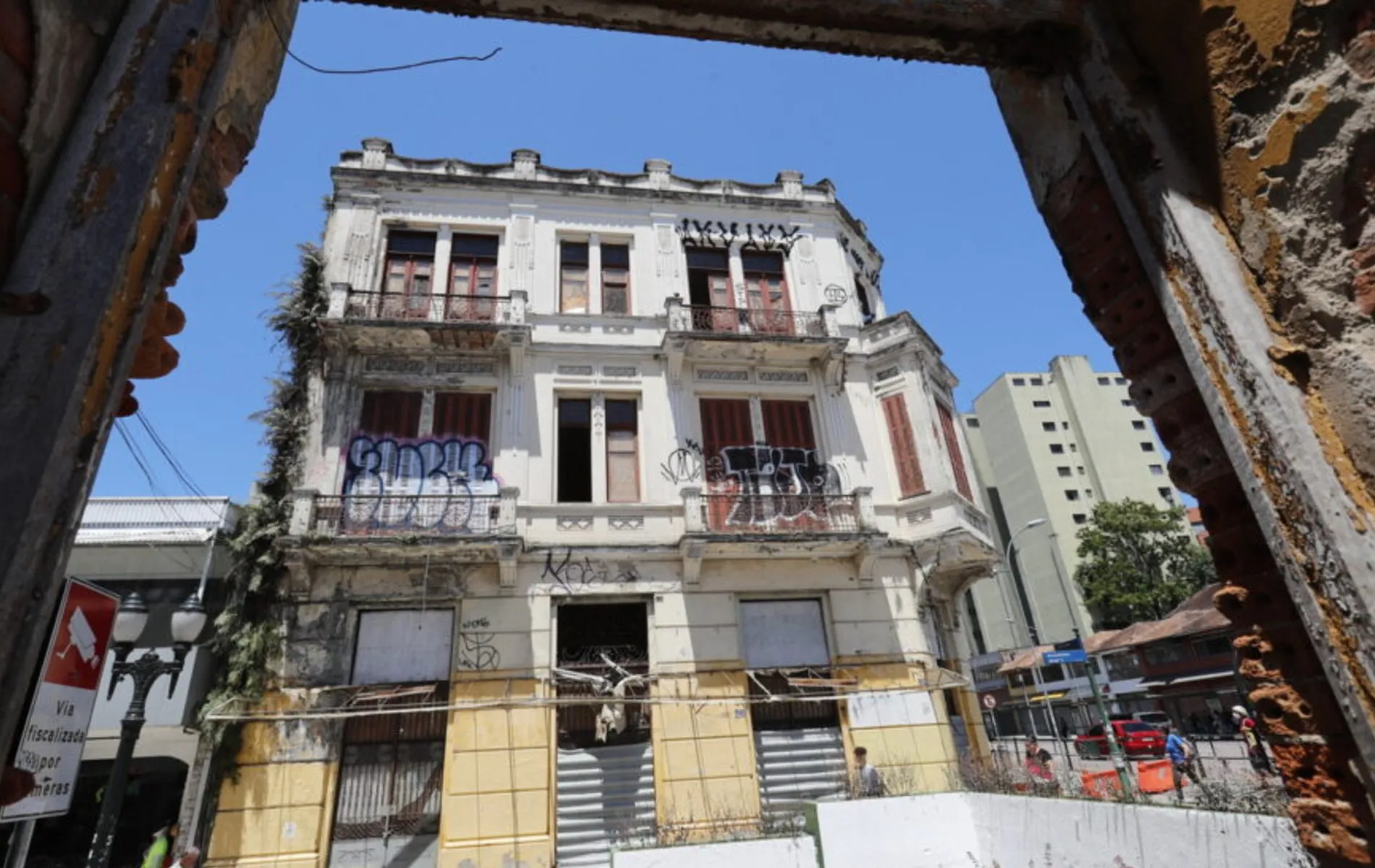 Prédio interditado na Travessa Nestor de Castro em 2024 por risco de desabamento.