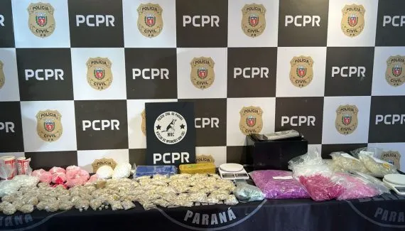 R$ 300 mil em drogas; quatro pessoas são presas em operação contra o tráfico em bairro de Curitiba