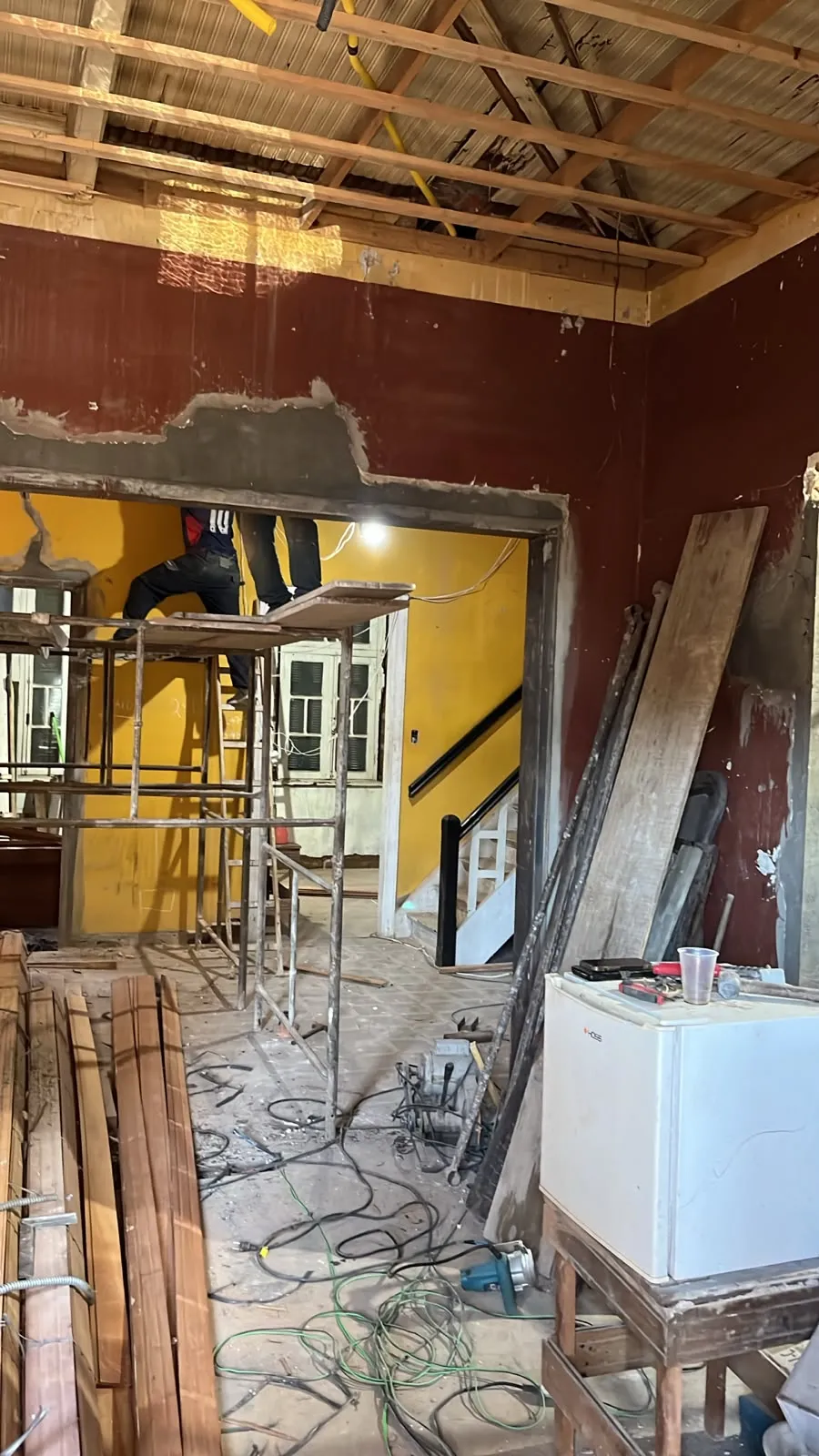 Homens em andaime trabalhando no restauro na parte interna da Casa Maleski, uma casa antiga no centro histórico de Curitiba