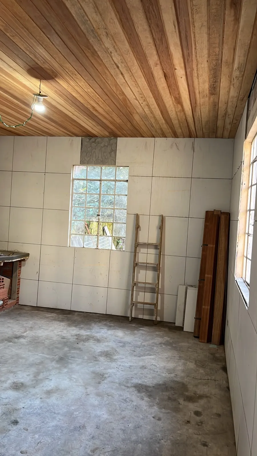 Azulejos brancos sendo colocados em paredes de cozinha da Casa Maleski, uma casa antiga no centro histórico de Curitiba