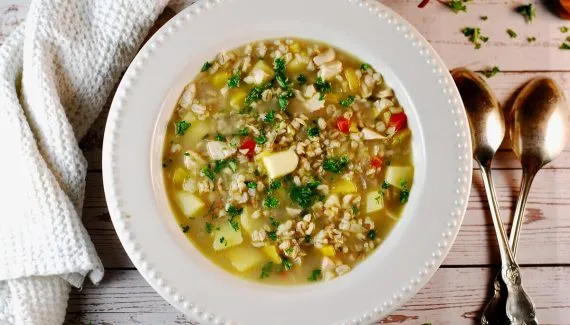 9 receitas de sopas leves para manter a dieta nos dias frios