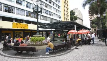 Prefeitura atualiza regras para uso da calçada. Na imagem, café da Praça Osório.