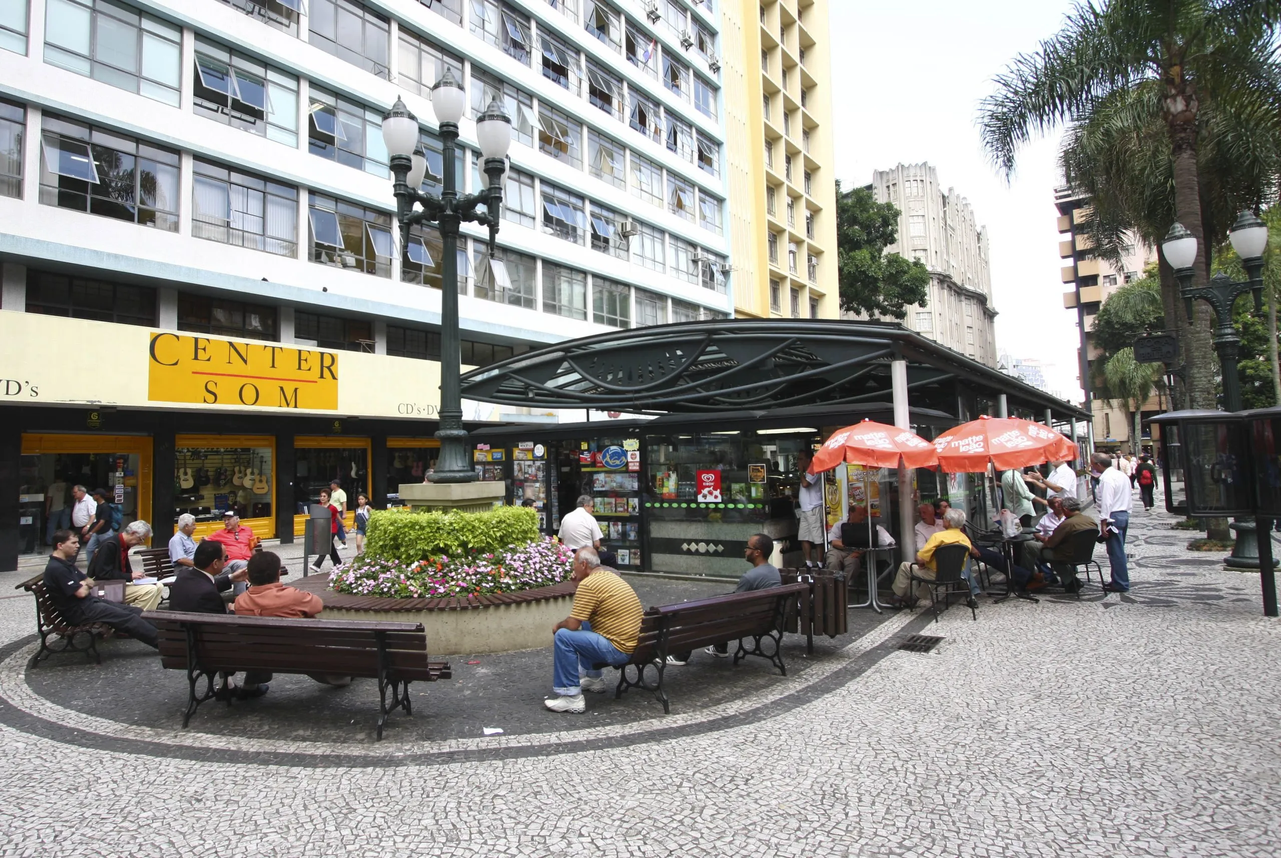 Prefeitura atualiza regras para uso da calçada. Na imagem, café da Praça Osório.