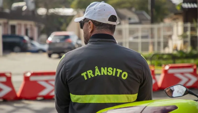 Trânsito de Curitiba hoje: Bloqueio total para substituição de ponte e volta às aulas