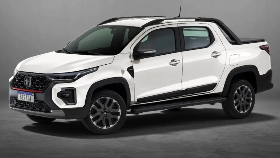 Imagem mostra uma Fiat Strada cabine dupla na cor branca.