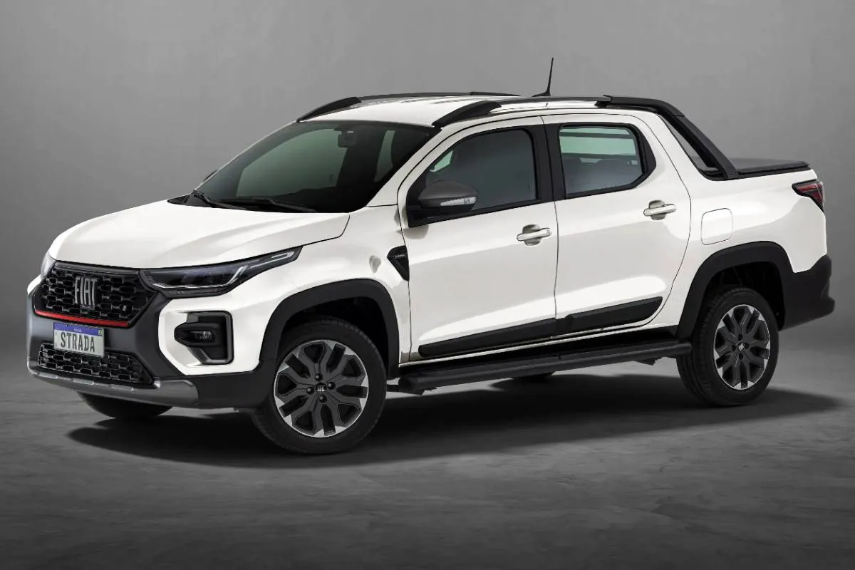 Imagem mostra uma Fiat Strada cabine dupla na cor branca.