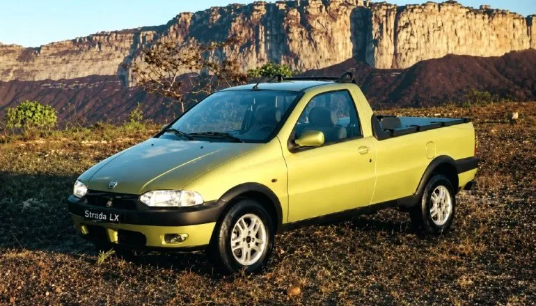 Imagem mostra uma Strada 1998, a primeira da linha derivada do Palio.