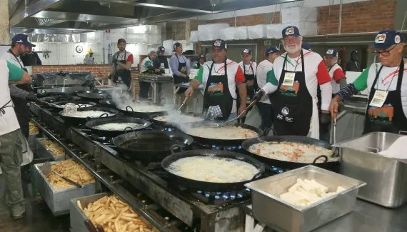 Santa Felicidade celebra tradição com 11 toneladas de frango e polenta fritos