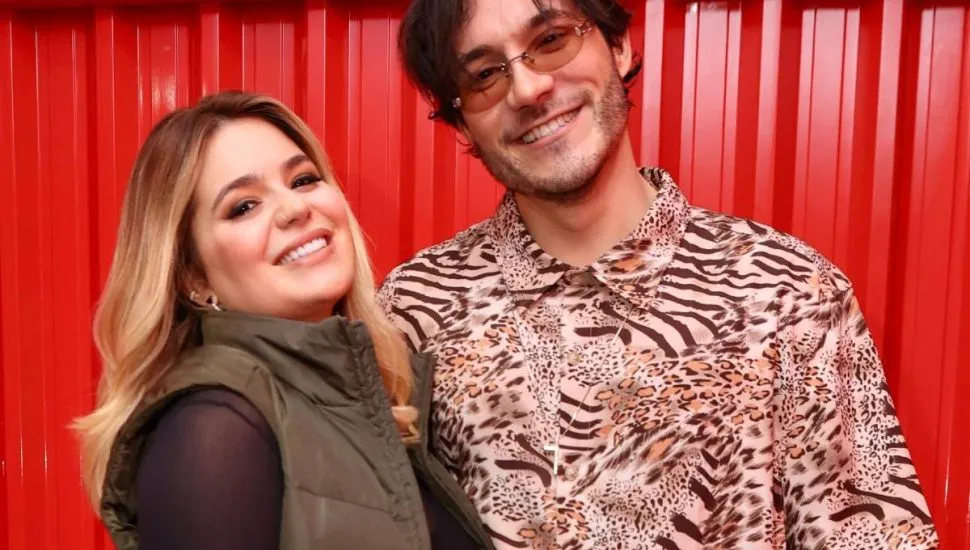 Imagem mostra Viih Tube e Eliezer em um fundo vermelho.