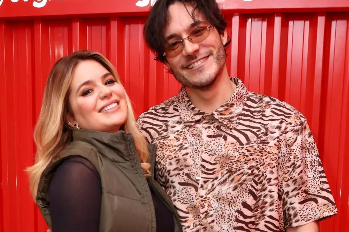 Imagem mostra Viih Tube e Eliezer em um fundo vermelho.
