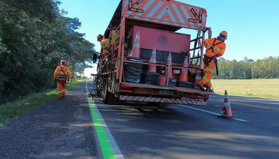 Nova sinalização em rodovias promete melhorar visibilidade em dias de neblina