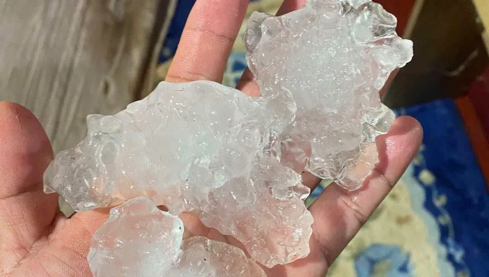 Grandes pedras de granizo atingiram a cidade de Turvo, no interior do Paraná.
