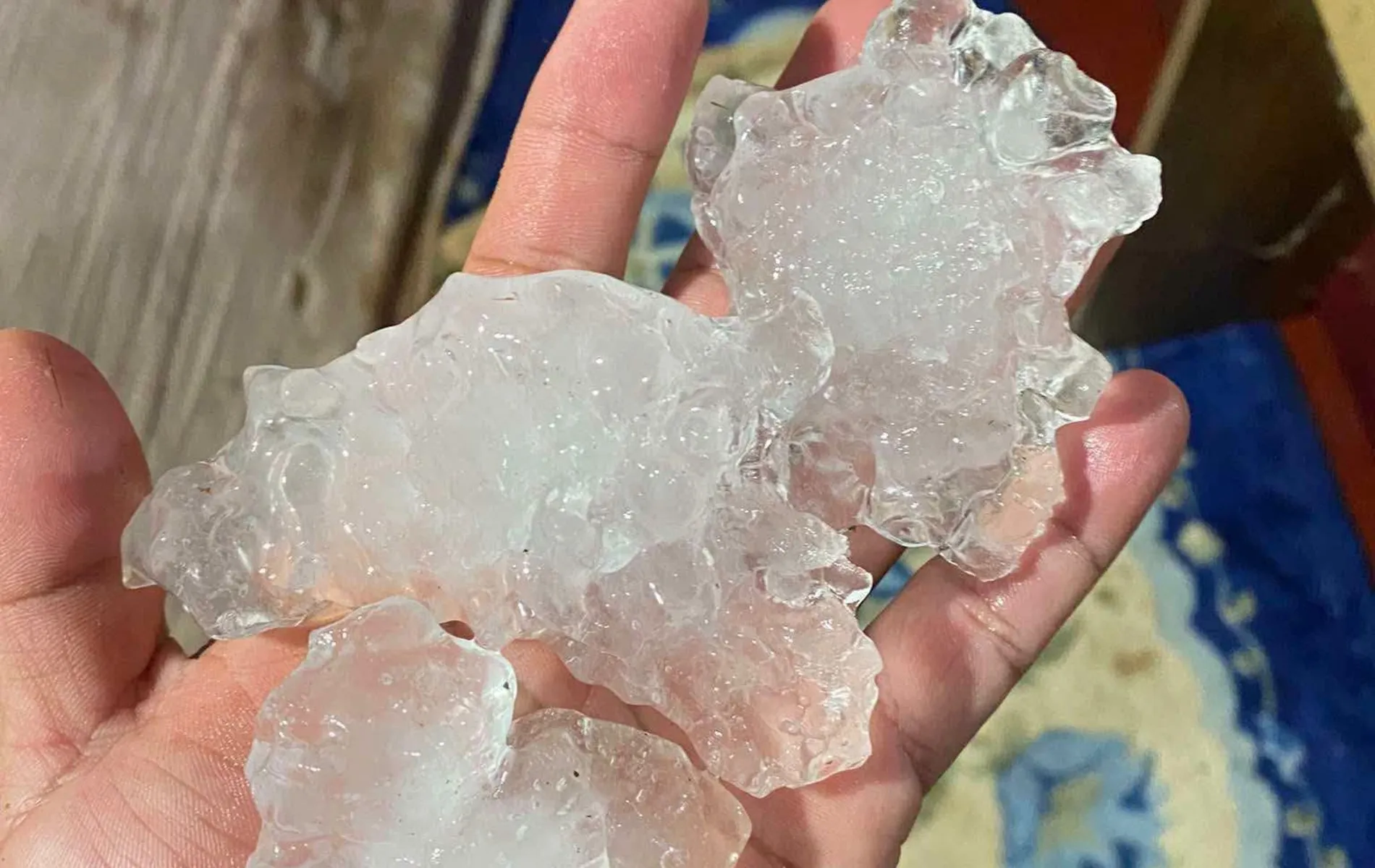 Grandes pedras de granizo atingiram a cidade de Turvo, no interior do Paraná.