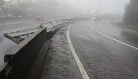 BR-277 é interditada após caminhão tombar e derramar óleo na pista sentido Curitiba
