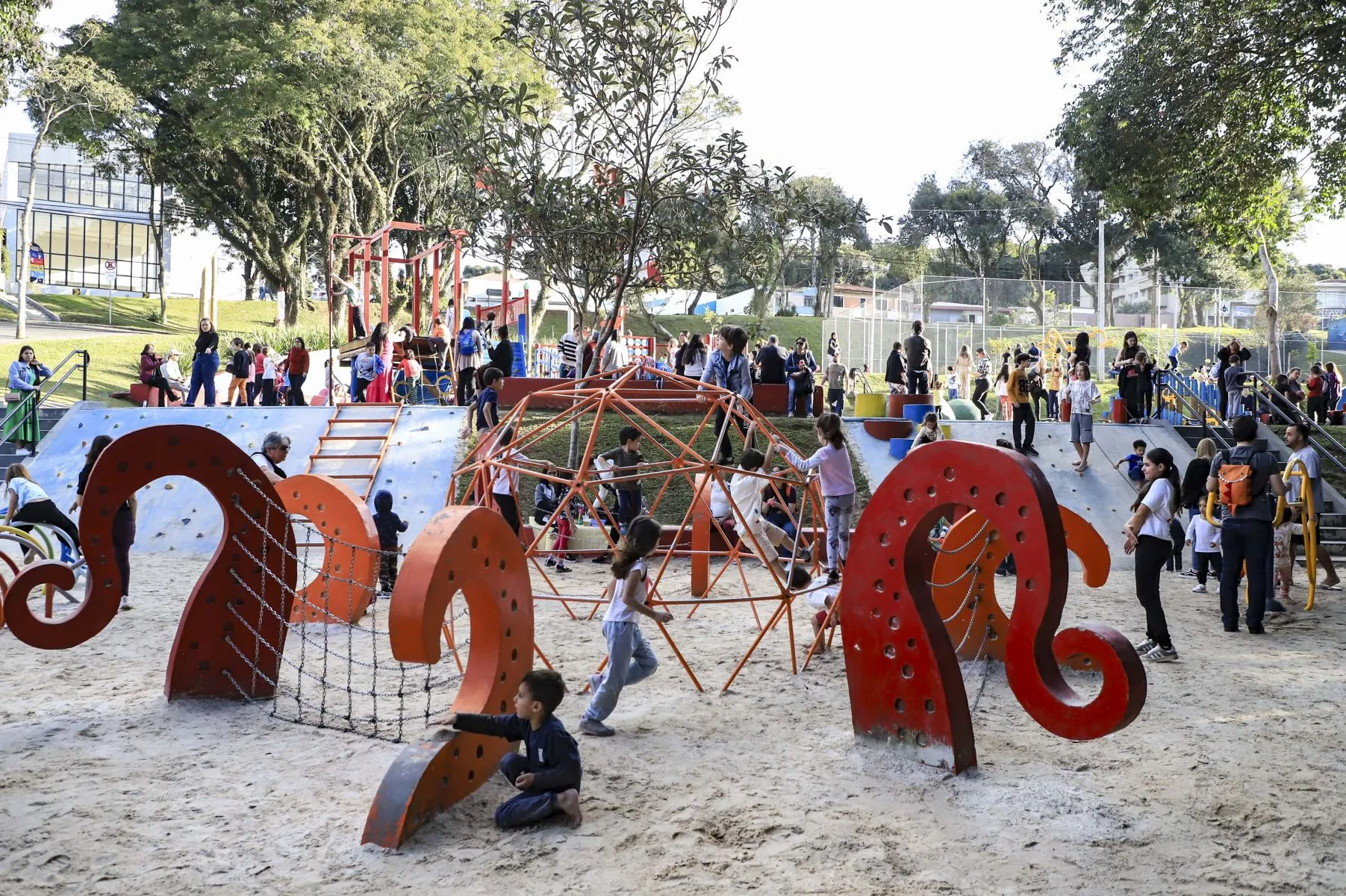 crianças brincam na Praça do Pirata Zulmiro, no Bosque Gutierrez