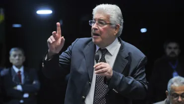 STF devolve aposentadoria especial vitalícia a Roberto Requião