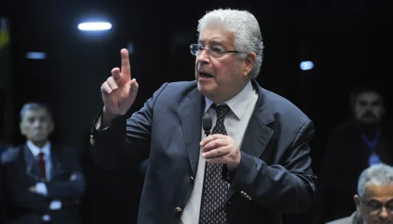 STF devolve aposentadoria especial vitalícia a Roberto Requião