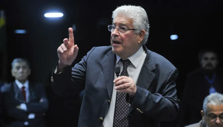 STF devolve aposentadoria especial vitalícia a Roberto Requião