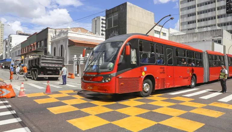 Fim da escala 6x1: empresas temem falta de motoristas e ônibus em Curitiba