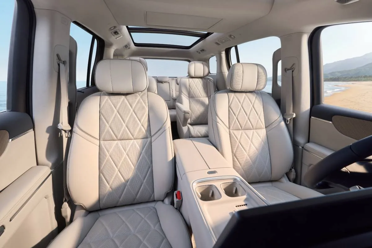 Imagem mostra a interna da minivan D99, da Leapmotors