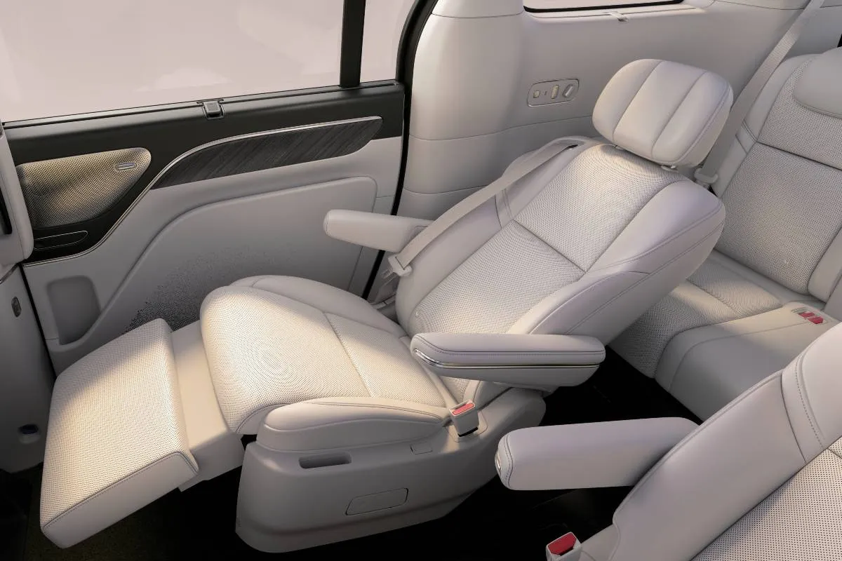 Imagem mostra a interna da minivan D99, da Leapmotors