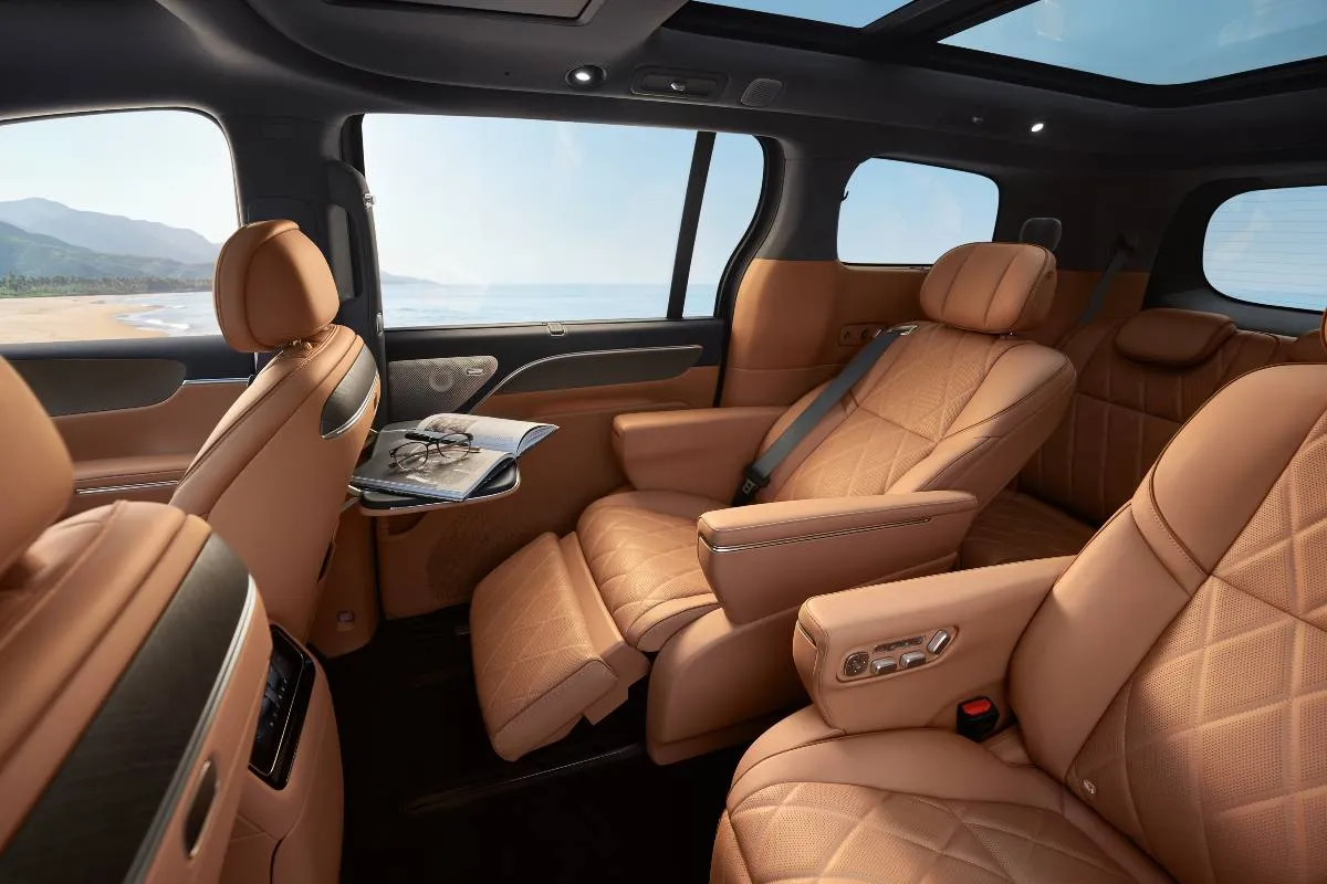 Imagem mostra a interna da minivan D99, da Leapmotors