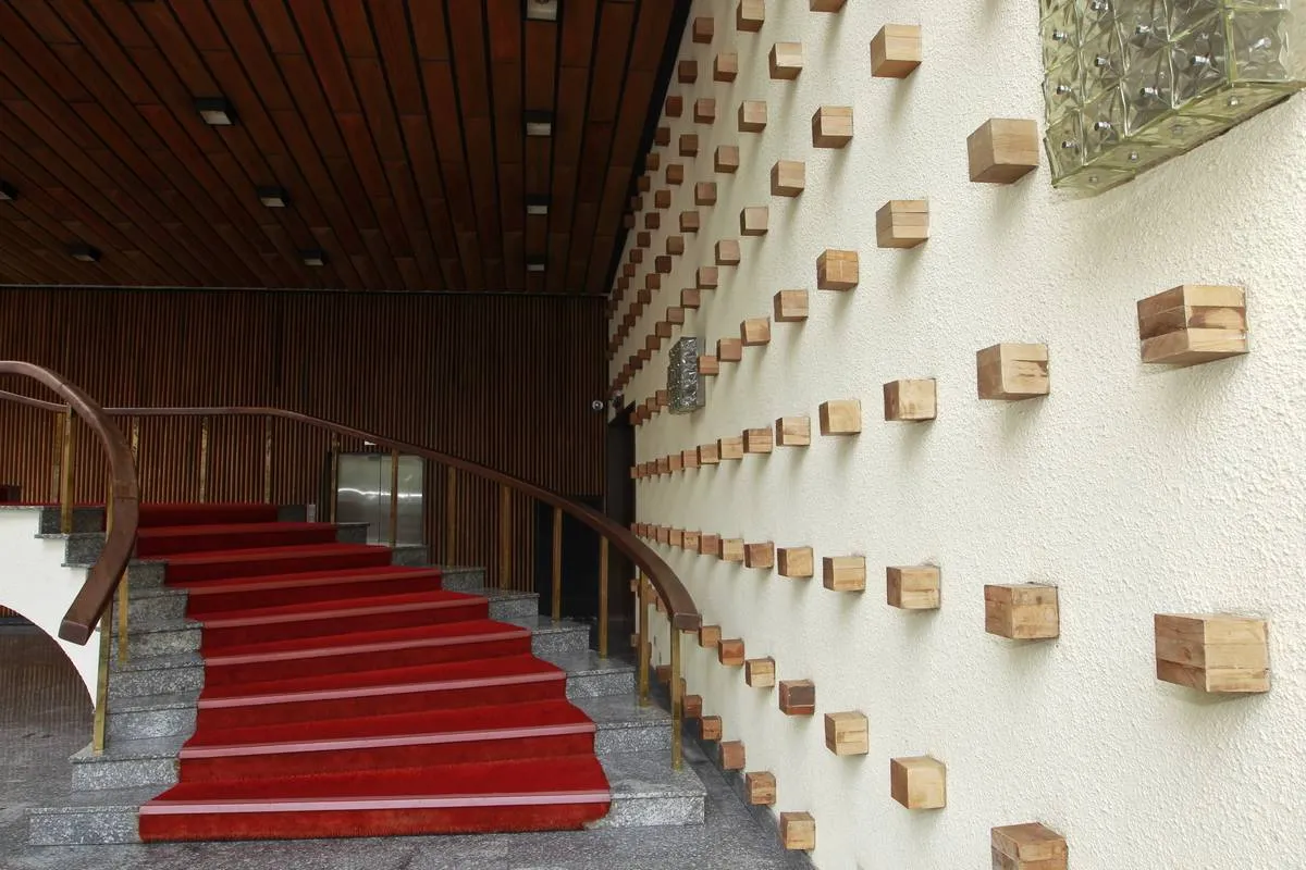 Imagem mostra a escadaria do Teatro Guaíra, em Curitiba.