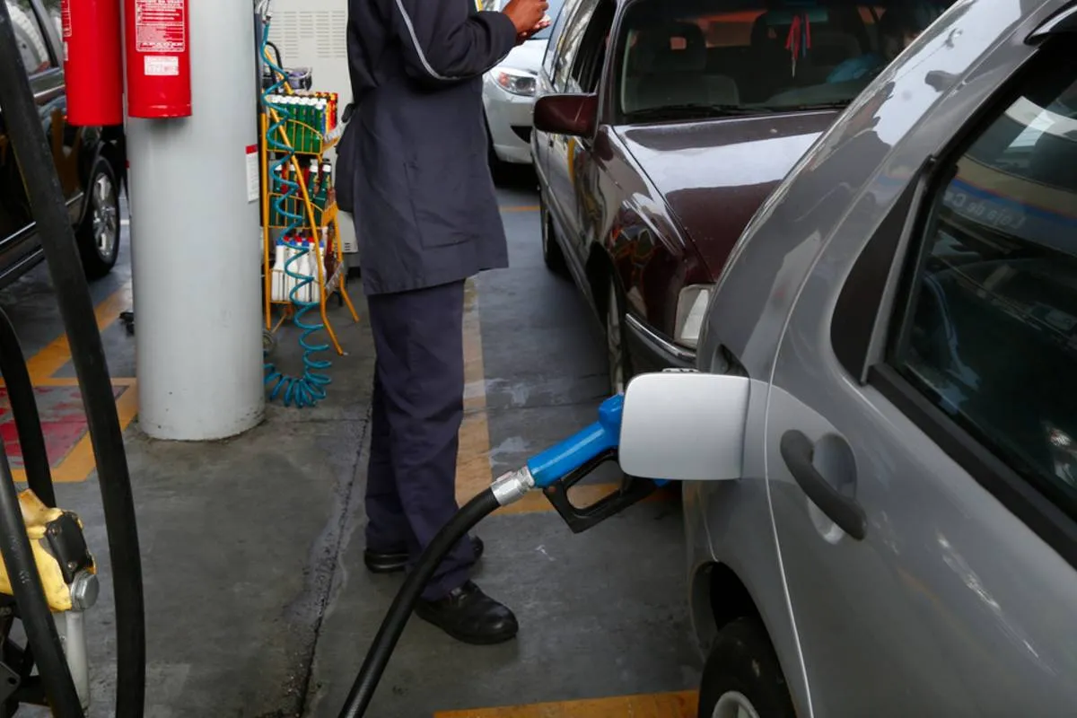Imagem mostra um posto de combustíveis.