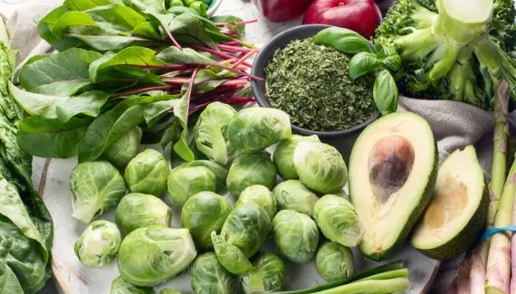 Conheça 11 alimentos ricos em vitamina K que podem beneficiar a saúde do fígado
