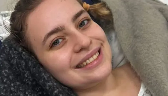 Jovem atingida por galho em praça de Curitiba deve seguir com tratamento em casa