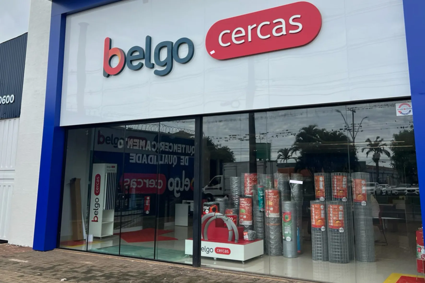Fachada de loja de cercas de aço em Londrina