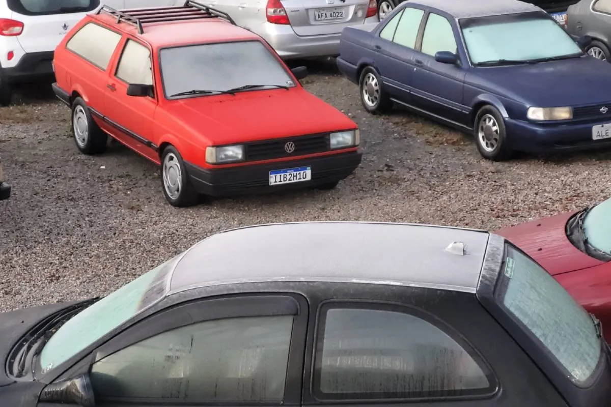 Imagem mostra carros com uma fina camada de gelo no teto nesta quarta-feira, dia 8 de julho de 2026.