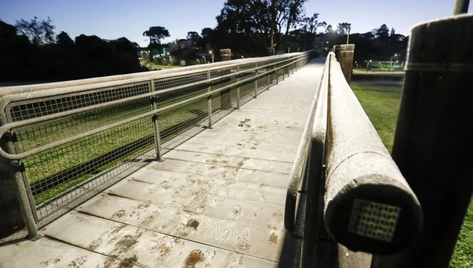 Geada cobre gramado em parque de Curitiba na manhã de 8 de julho de 2026