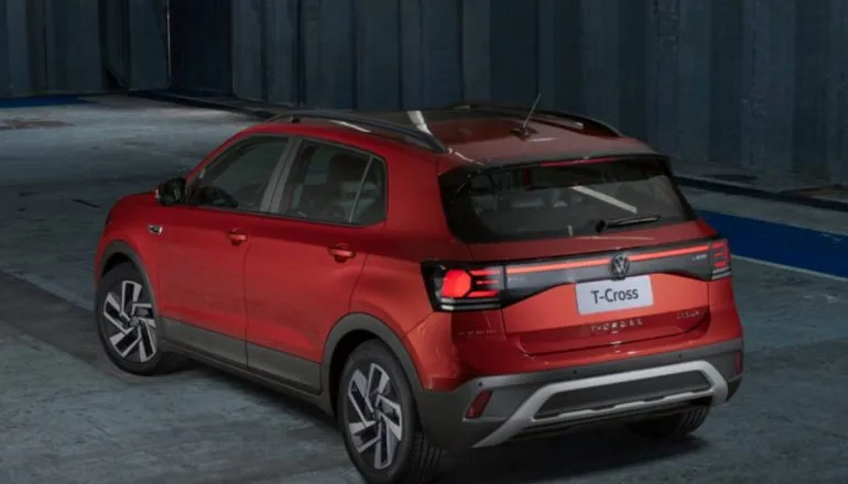 Imagem mostra o Volkswagen T-Cross na cor vermelha.