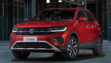 Imagem mostra o Volkswagen T-Cross na cor vermelha.