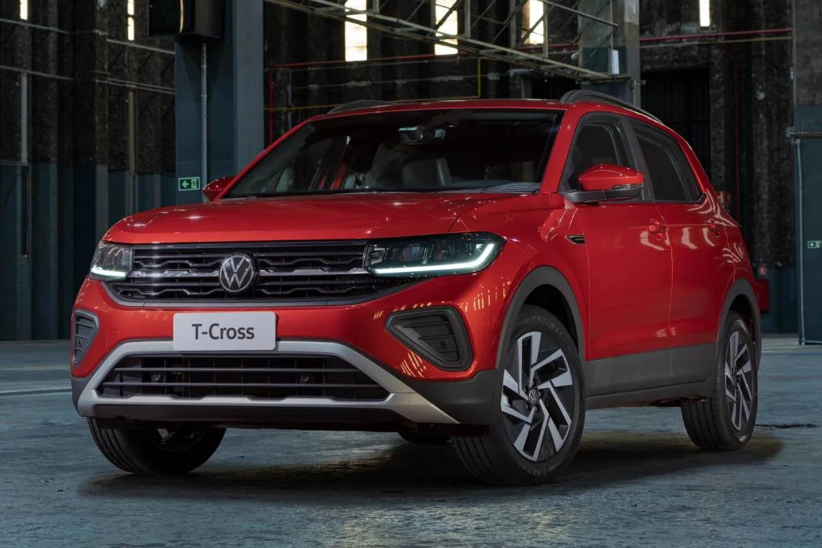 Imagem mostra o Volkswagen T-Cross na cor vermelha.