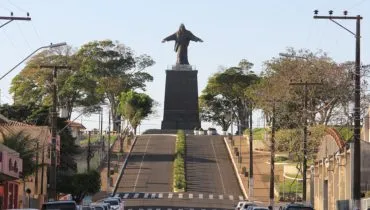 Do alto da avenida XV de Novembro, o monumento do Cristo Rei estende seus braços sobre Cornélio Procópio.