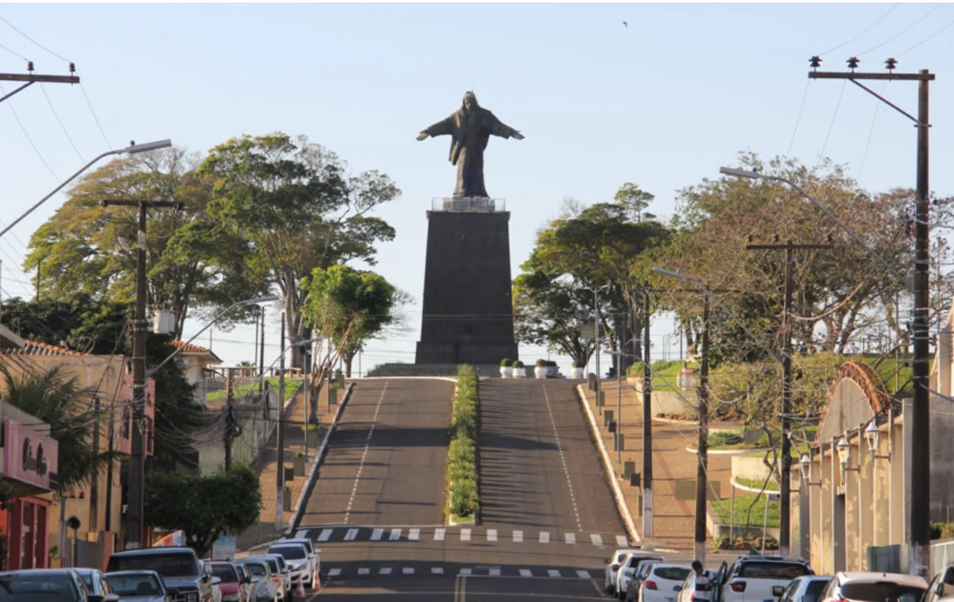 Do alto da avenida XV de Novembro, o monumento do Cristo Rei estende seus braços sobre Cornélio Procópio.